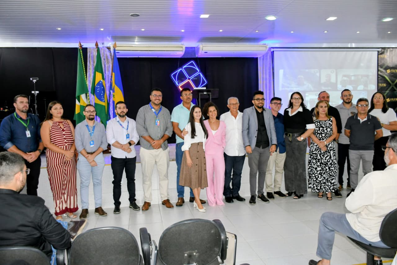 Foto oficial do encerramento — autoridades e equipe organizadora do I Seminário