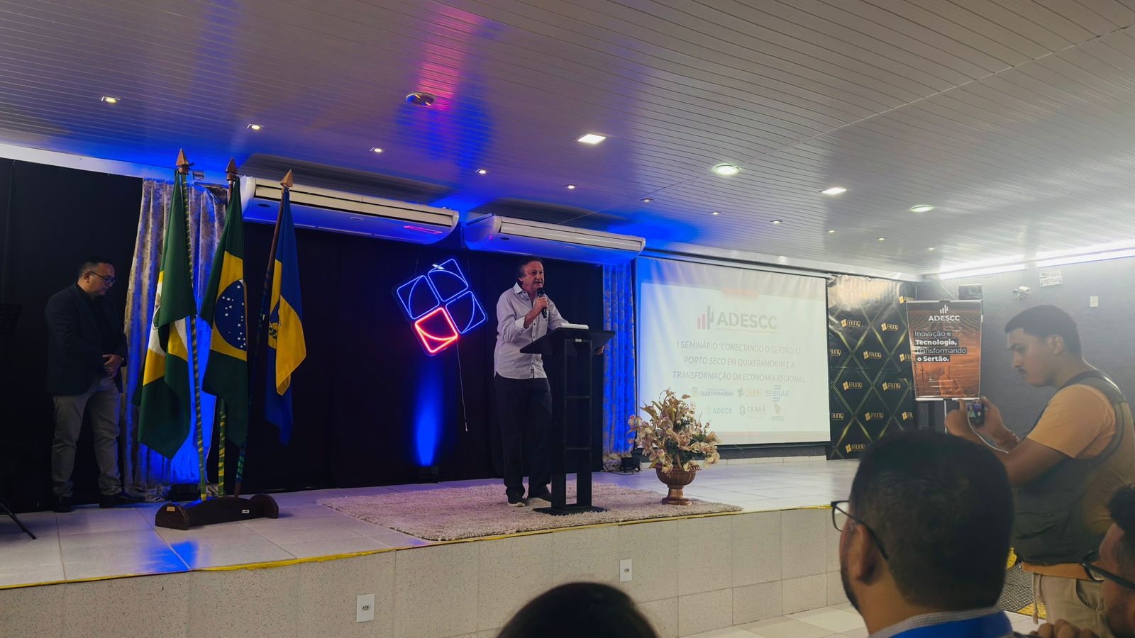 Autoridade discursando na abertura do seminário